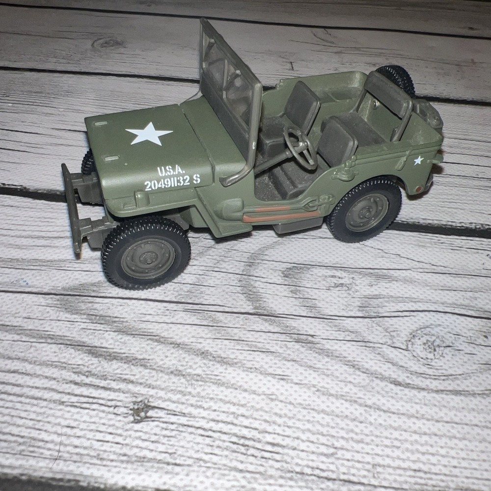 Vintage 2001 Jeep Willys Military Green 1:32 Plastic Toy Vehicle Loose